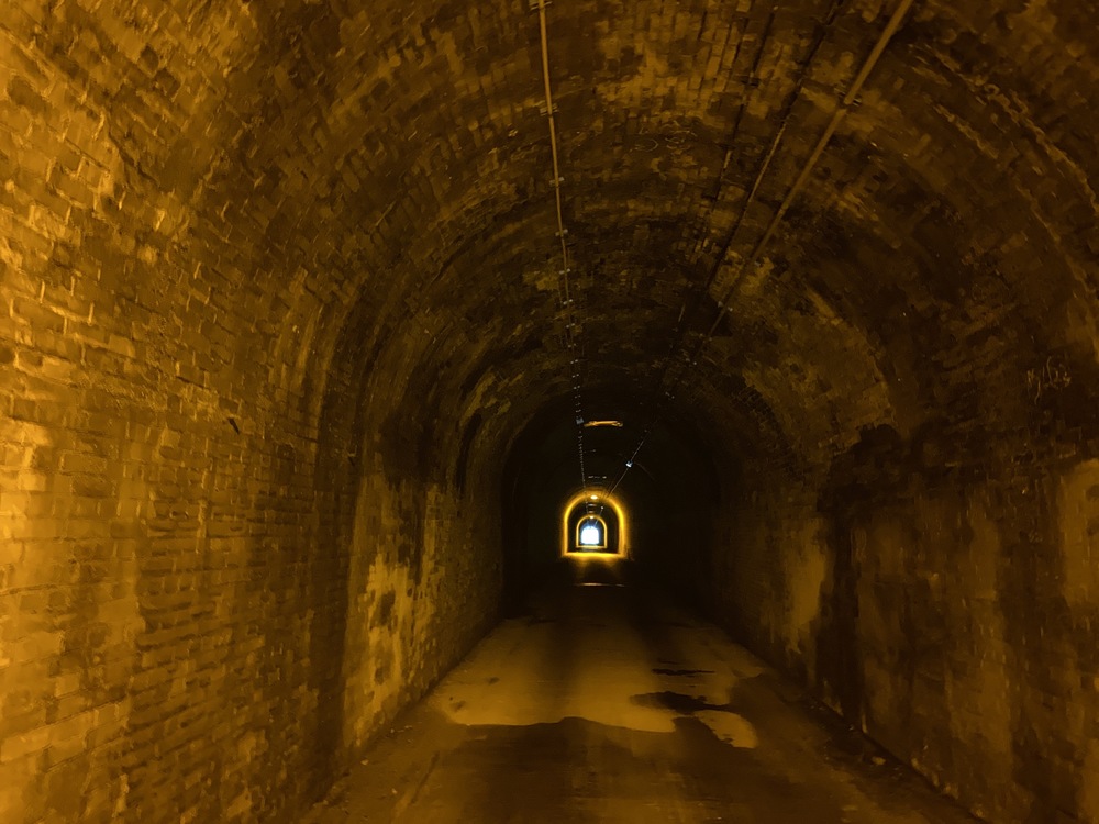 笠置山峠古墳と近代建築遺産トンネルの写真5