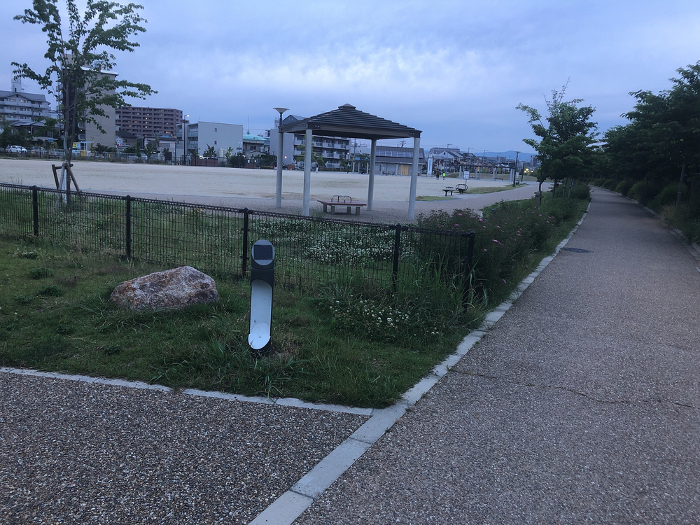 信号がなくて、新しく舗装された明るいコースの写真4