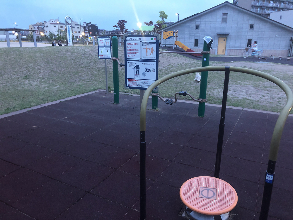 信号がなくて、新しく舗装された明るいコースの写真6