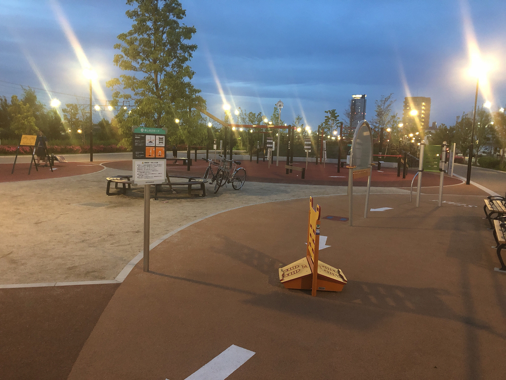 信号がなくて、新しく舗装された明るいコースの写真7