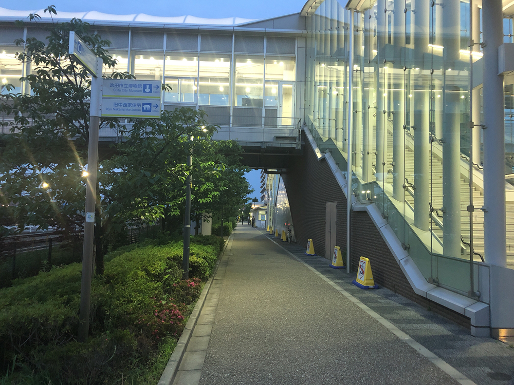 信号がなくて、新しく舗装された明るいコースの写真9