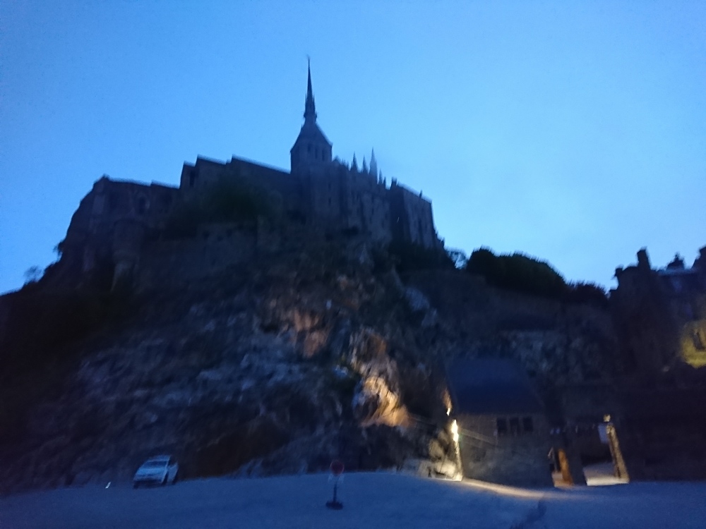 朝霧に浮かぶモンサンミッシェルの写真3