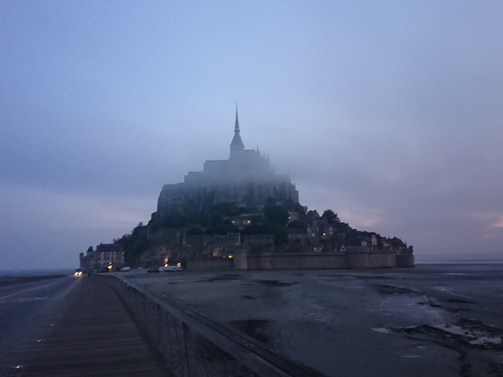 朝霧に浮かぶモンサンミッシェルの写真4