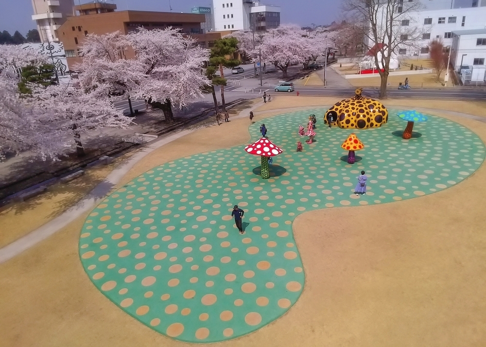 官庁街通り駒街道の自然と現代アートの融合の写真3