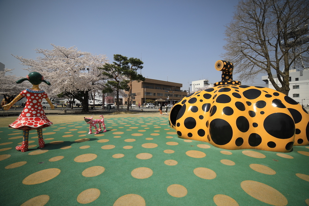 官庁街通り駒街道の自然と現代アートの融合の写真4