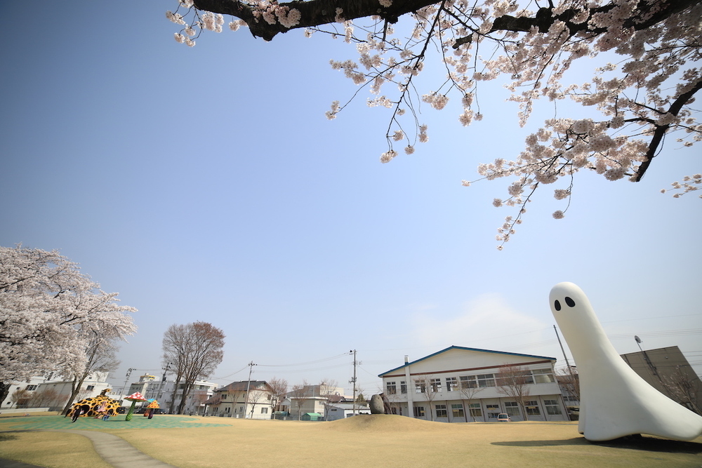 官庁街通り駒街道の自然と現代アートの融合の写真6