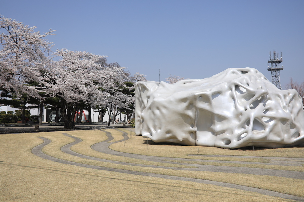 官庁街通り駒街道の自然と現代アートの融合の写真7