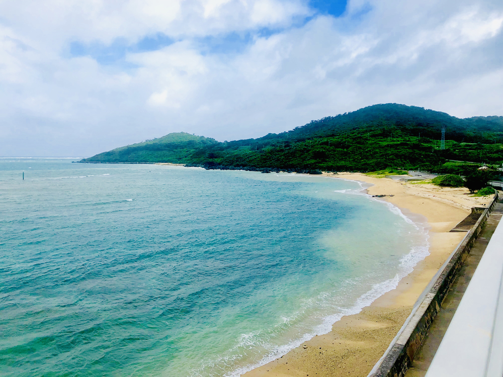 イーフビーチから青い海を眺める久米島海岸線ランの写真3