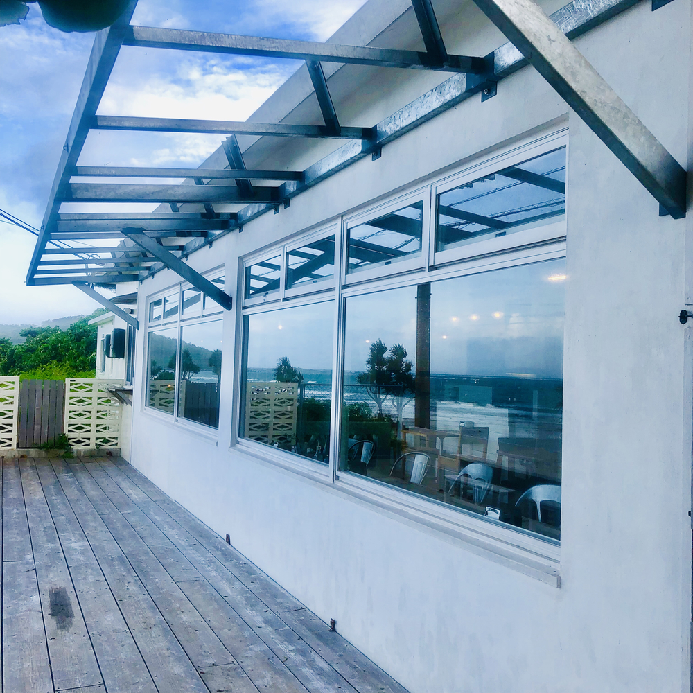 イーフビーチから青い海を眺める久米島海岸線ランの写真8