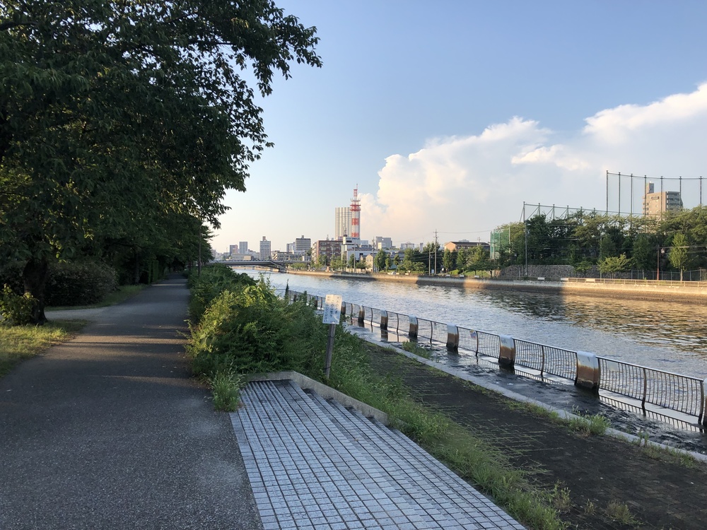 白鳥プロムナード、信号のない川沿いのランニングコースの写真4