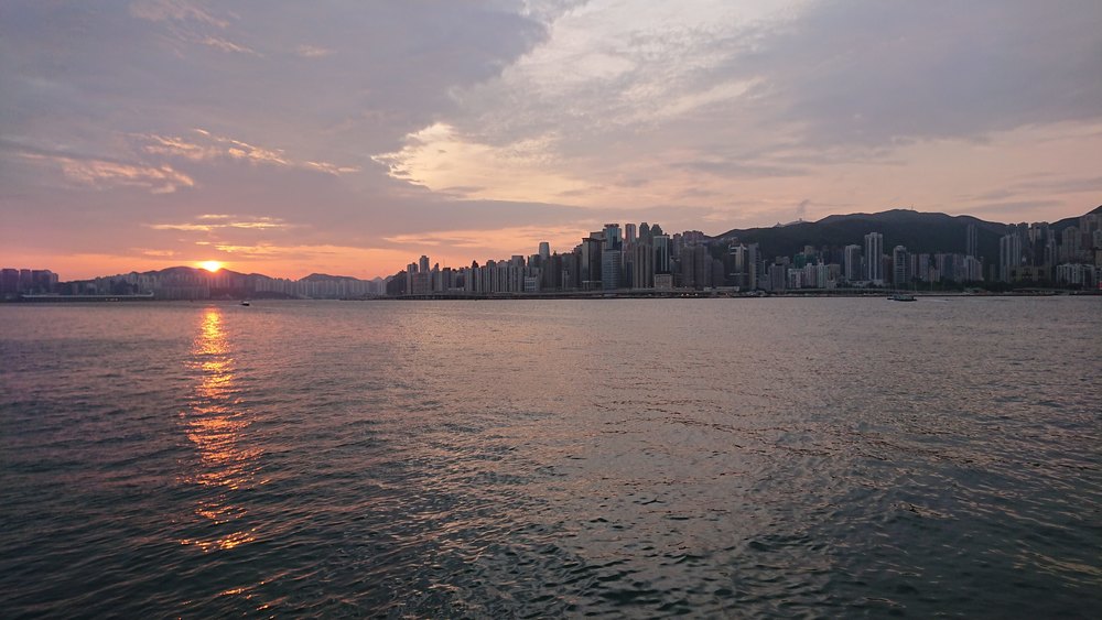 香港 海岸線とビルの写真3