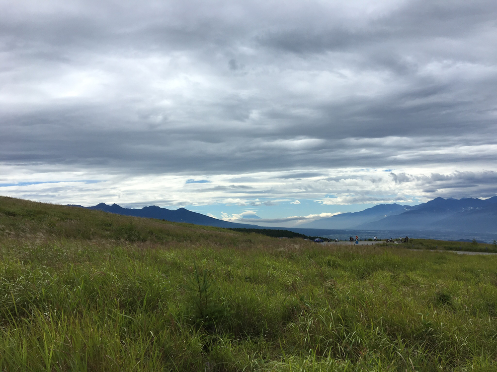 片道 9km で標高差 400m の一本調子の上り坂です。の写真3