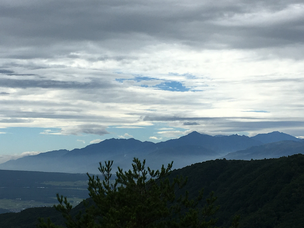片道 9km で標高差 400m の一本調子の上り坂です。の写真5