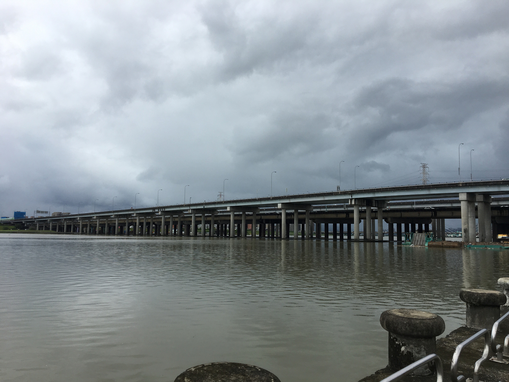 川沿いのジョギングコースが見事に整備されています。の写真3