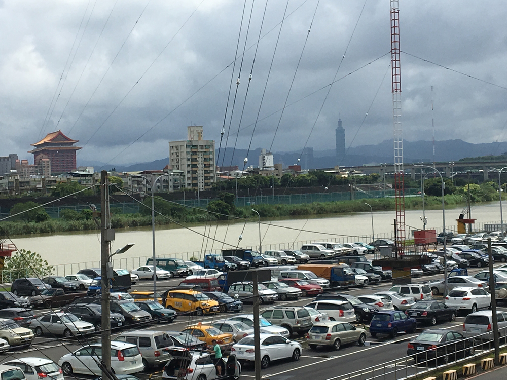 川沿いのジョギングコースが見事に整備されています。の写真5