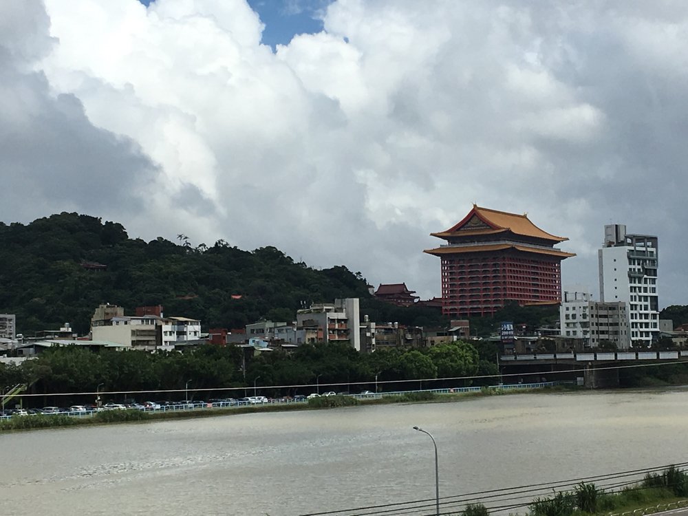 川沿いのジョギングコースが見事に整備されています。の写真6