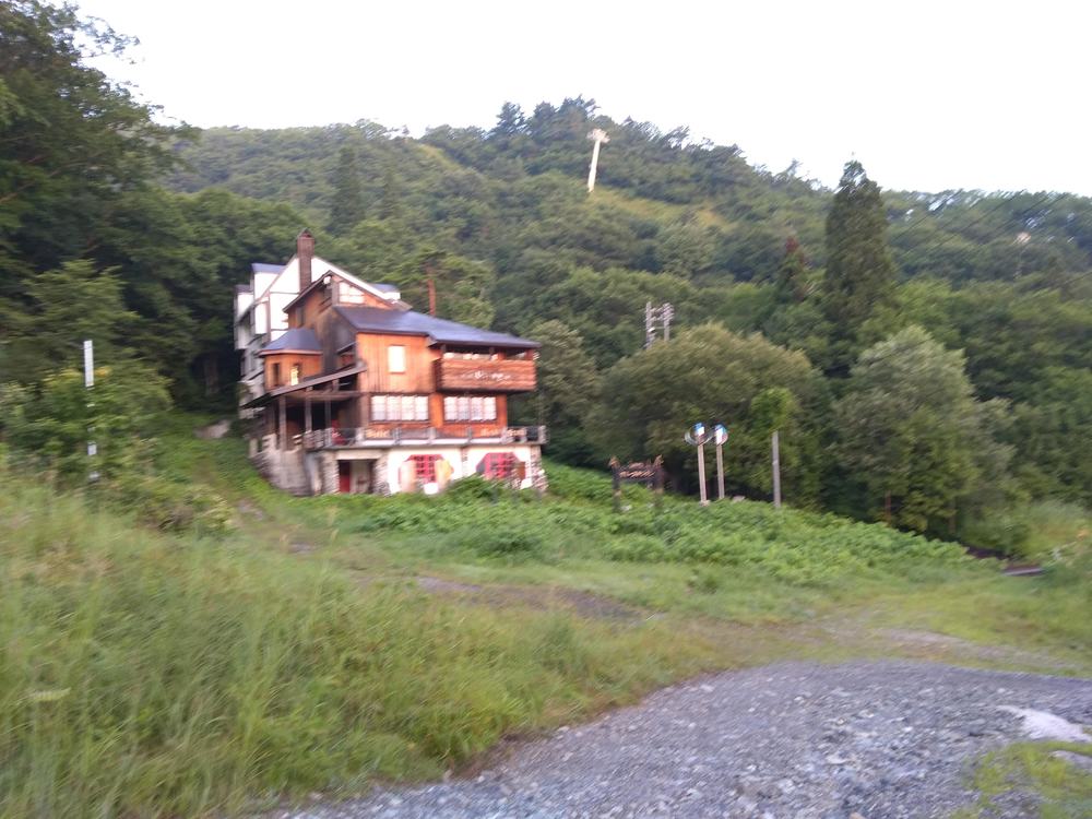 長野県白馬村ジャンプ台近くのスキー場林道を散策の写真3