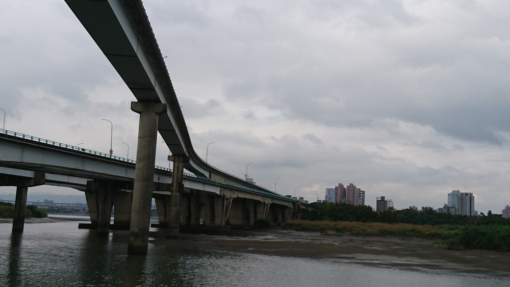 台北市の淡水川沿いに、今回は橋めぐり。の写真3
