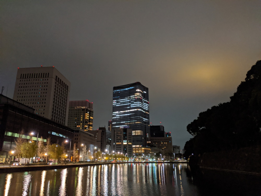 早朝の静かな皇居の写真3