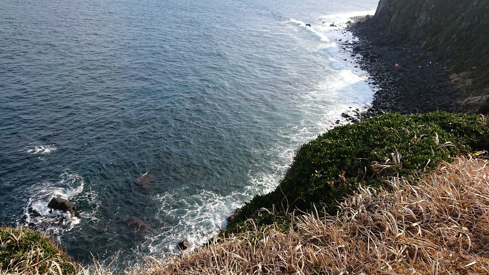 博多港から65分。空の青海の青が漂う島の写真4