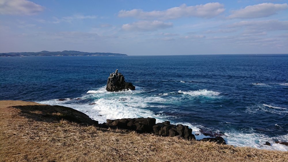 博多港から65分。空の青海の青が漂う島の写真5