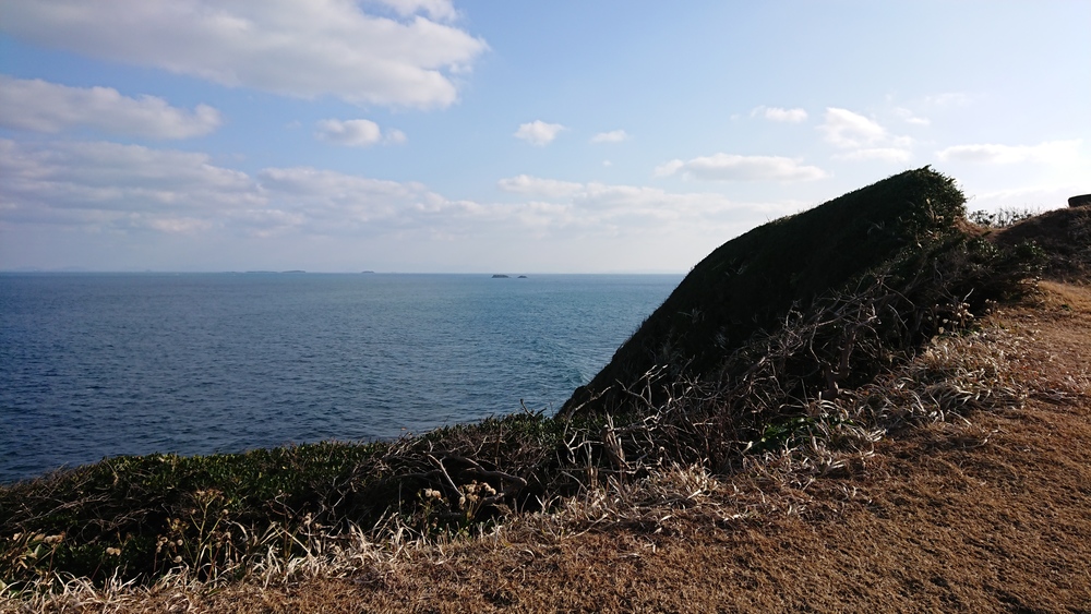 博多港から65分。空の青海の青が漂う島の写真6