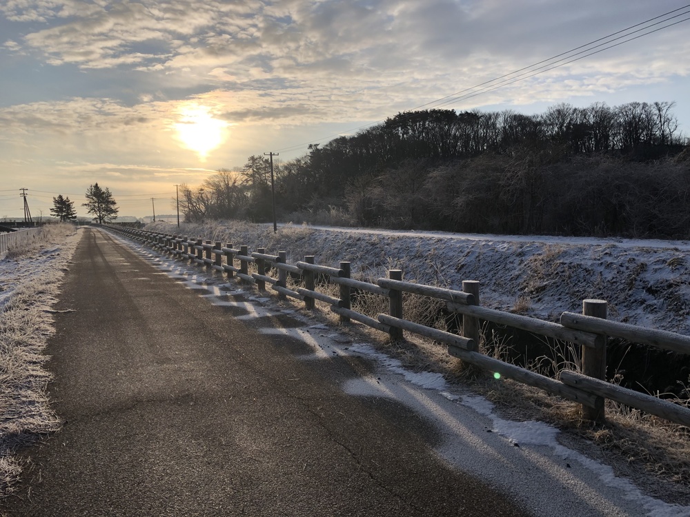 ちょいとひと息RUN。山と月と白鳥と湖たまにオオセッカの写真3