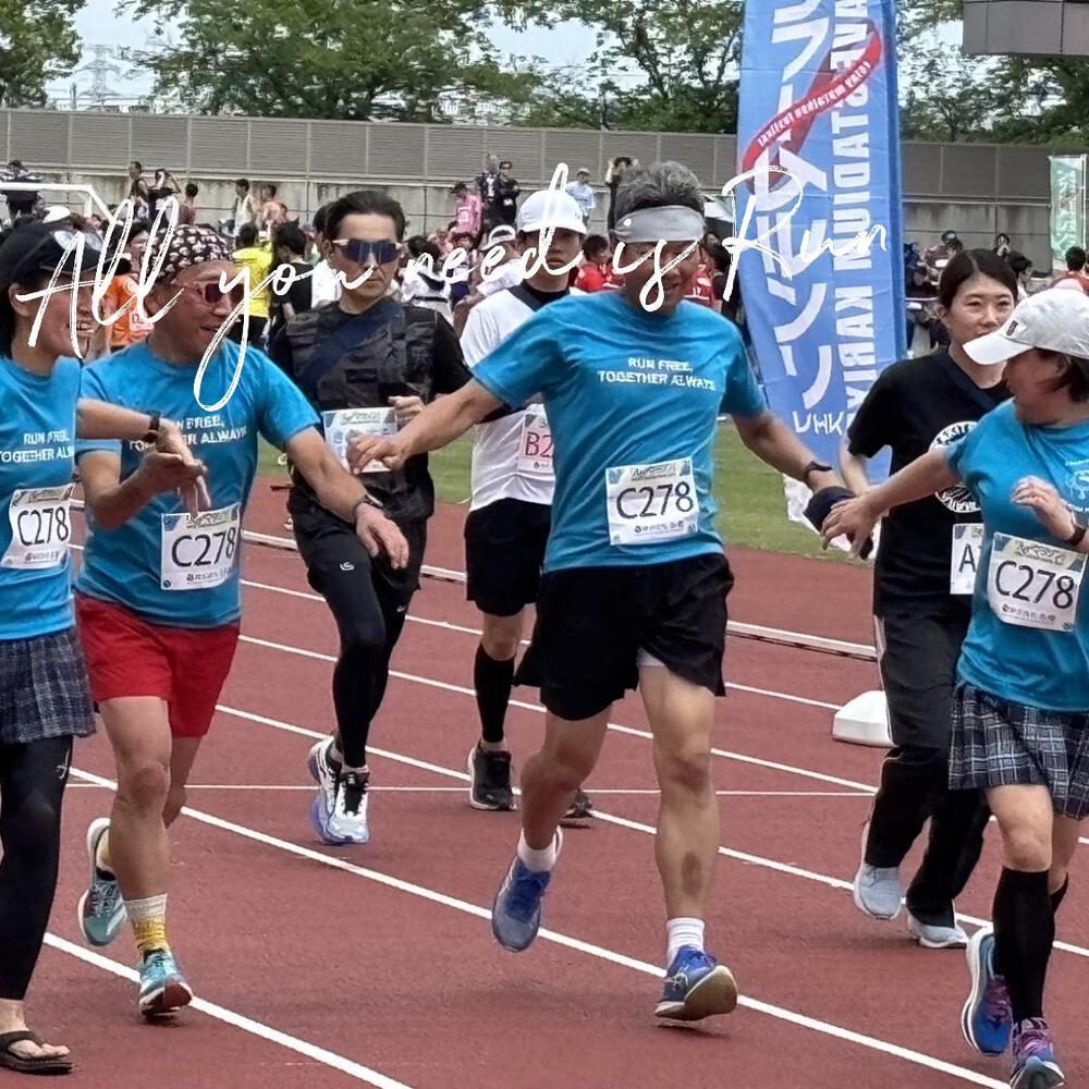 3回目の刈谷リレーマラソンフェス
今年はハーフに出走
ガチチームとは違い
エンジョイチームでの参戦
私にとっては「いつものコース」をこんなにガチで走ることはあんまりないので
良い練習になりました!
やっぱりトラックは走っていて気持ちいい✨
ゴールしてからが本番🍺
昨日もよく飲みました☺️
ご一緒くださったみなさんありがとうございました😊
今回のハイライト✨
#ハーフ2チームで参戦
#ガチチームとエンジョイチームを分ける初の試み
#ガチチームの名前
#「めぐママと常連客」
#ふざけた名前つけたら意外とみんなのってくれる😅
#頭にネクタイと酔っ払いメイク
#メイクは前日に練習すみ
#真っ赤な口紅を容赦なく鼻と頬に塗りたくる私
#常連客の仕上がりの素晴らしさ
#特にWtnb164さんの仕上がりの完璧さ
#何度見ても爆笑してしまう🤣
#頭にネクタイ巻いてるのに
#みんなめちゃくちゃ速い
#めぐママもきっちり3周走って
#2位は素晴らしい✨✨✨
#1位はおそらく20代と思われる若者
#エンジョイチームは走ることをとことんエンジョイ❤️
#つじむらさんが応援に来る
#めぐっちは家から30km走ってくる😳
#みんなお疲れ様
#終わってからが本番🍺
#みんなよく飲む🍺
#今日はダル重😵