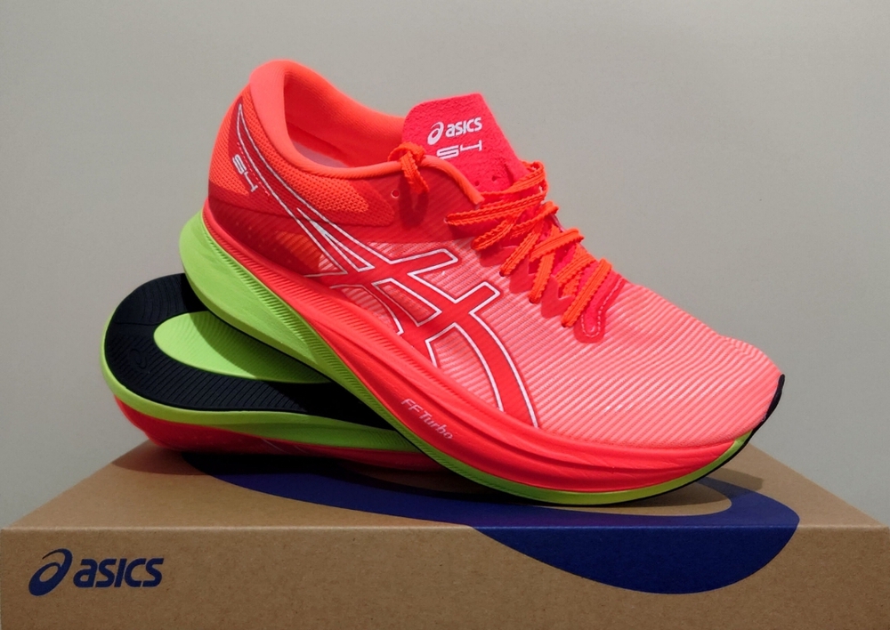 新しいレース用のシューズを買ってしまいました😆
asics S4
S4+YOGIRIが出る関係で?、S4がかなり値下げしていたので買ってしまいましたね…
S4いいなって思っていましたが、どこも(ネットも)在庫がなく、予算的にasics MAGIC SPEED 4を買う予定でしたが、昔行ったお店に行ったらあったので、MAGIC SPEED 4〈 S4 になりましたね。
初の厚底カーボンなので、どんな感じか楽しみです🙂