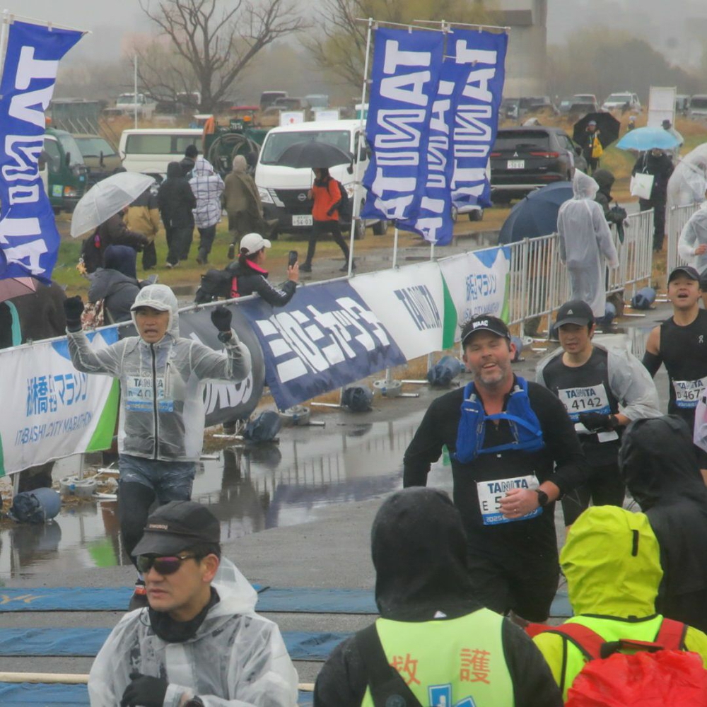 2025板橋cityマラソン 備忘録
完走3:59:17(ネットタイム)
あれから一週間、いつもなら今日のような気候でファンランできるはずのレースが、まさかの苦行になるとは予想だにせず😱しかし無事に完走できた喜びをじわじわと感じています😊
ちょっと長いので興味のある方だけお読みください!😊
まずは、
奇特な方がレースデータを分析してまとめてくれていました!🙏
エントリー数:11,174人
出場者数:6,852人(61.32%)
完走数:5,603人(出場者に対して81.77%)
◎約4割の方はエントリーしたものの出場そのものを見送っていた😑
➡賢明な判断!
◎当日出場した人の中で約5人に1人が途中棄権していた😱
➡途中棄権者1200人って、救護所に入れなかった人たち大勢いると思うけど大丈夫だったかしら😰
なんとエントリー人数の半数しか完走していなかった!😱
板橋シティマラソンは完走率が高く去年までの完走率は96%以上なので、今年がいかに異常事態だったのか分かりました🤔
サブフォーで完走者に自分が入れたのは今更ながら驚いてます😲
【準備・練習】
練習・準備は前回のアクアラインマラソンと同様に、ランメトリックスのプログラム(サブ3:45)をほぼ完遂できた😊
体調的には12月末にインフル、1月末にコロナ初感染続いてしまい2週間以上走れなかったが頑張ってリカバリーできた💪😊
ロング走は初めて30、35kmをレースペース以上でひと月前までに行えたためか、ふくらはぎ攣りは初めて発生しなかった😊
前日体重64.0kg 体脂肪10.4% 筋肉量54.4kg
プロティン摂取のせいか、前回レースよりも+2kg😓
【朝食】
・5:30にきな粉餅2個+醤油餅1個、カロリーメイトブロック2本、アミノゼリー
雨の会場トイレ混雑を考えて余計な水分は摂らなかった。会場でトイレは一度も行かず整列に余裕を持てた。雨の中トイレ待ちせずに済んだのは大きい😃
【シューズ・ウエア】
・シューズは『Magic speed3』足が凍えて、モートン病もありハーフから足裏感覚がなくなって板の上を走っているように感じた。カーボン入りでない方が良かったかも🤔
・降水確率100%予報が早いうちから分かっていたので、ウエアのチョイスと上半身の防水対策はしていたが、上半身ばかりでボトムの防水対策を甘く見ていたのは反省点😰
ドロドロの河川敷は一度経験していたが、シューズにカバーが無かったのは痛かった😰
・レインウエアは『CW-X半透明ジャケット 撥水 DWR317』
フード付きのが大変良かった。ゴム紐で顔の隙間も無くなるのでこれで完走できたと言っても過言ではないかも😆ゼッケンも透けるので毎回助かっているレース用お気に入りアイテム。
・『ミズノ・マルチポケットショートパンツ』
普段のランも大活躍で、スマホ、ミニPETボトル。補給食が携帯出来てしかも揺れないので、もう定番のアイテム😆レースでは補給所でお菓子等をその場で食べず、背中側のポケットに詰め込んでゴール後に食すのが楽しみ😆
・インナーシャツ『おたふく手袋・3D FIRST LAYER長袖』
練習中から汗冷えが大幅に軽減できるので必須アイテム😊着替え用に持ってきたノースリーブと2枚重ねしたのが功を奏して胴体の冷えはかなり軽減できた😃安価でGOOD
・インナーパンツ『CW-Xショーツ メッシュ HSO550』
これも皮膚に貼り付くことが無いので濡れて冷えても大変快適だった😃
【補給食】
走行中の補給食はアミノゼリー3本携帯したが、1本だけ摂取。SPドリンクはジェルをミニペットボトルに2個溶かして携帯。飲みやすくこれは定番😃
雨のせいかあまり喉は乾かなかったが、意識して10km以降こまめにゆっくり歩きながら給水。途中ドーナツは旨かったが、手が悴んで袋が開けられず口で破った😬
【トイレ対策(マル秘)🚀😆✨】
今回も秘密兵器が大変役に立った。これが無ければサブフォーはあり得なかった!✨😆
【レース後】
更衣室ではガクガク震えながら立ったまま泥だらけの床で着替える人たち🥶脚が攣ったのかあちこちから悲鳴が聞こえる😱
こんなにずぶ濡れで冷えるとまでは想像せず、着替えを少なく見積もりすぎてシャツ2枚の上にパーカーだけでの帰宅となってしまった😓駅ですぐに松屋に駆け込んで助かった😑
【まとめ】
家族も無理するなと心配していたし、終盤に視界が歪むなど結構ヤバイ状態だったので、今後は低気温の雨レースは棄権します。多分ね😆
