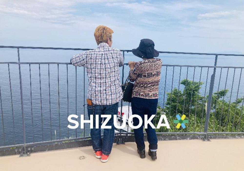 二人はどんな思いで海を眺めていたのか
一昨年は父
昨年は兄嫁と兄宅の愛犬
立て続けに旅立たれ、一人暮らしになってしまった母と兄を連れ出して、伊豆・箱根に行って来ました🚙
兄嫁と愛犬と兄、3人の写真をポケットに入れて、熱海だよー!伊豆まで来たよー!今日は箱根に泊まるよー!写真に話しかける兄。
部屋に着くと父の写真を飾る私。
ホントの家族水入らずの旅行なんて何十年ぶりだろう🍀
ゆっくり温泉に浸かって、のんびり😌今年の夏は、これまで行くことができなかった父の故郷、長崎に行こう!と計画💡 膝が痛いという老婆と脳梗塞で半身麻痺が残った兄を見て、色々と先延ばしにはできないと決意💪伊達に全国飛び回っていないぞ😉
母と私以外には失声症が出てしまう兄を理解して、気持ち良く送り出してくれる私の家族にも感謝です✨
