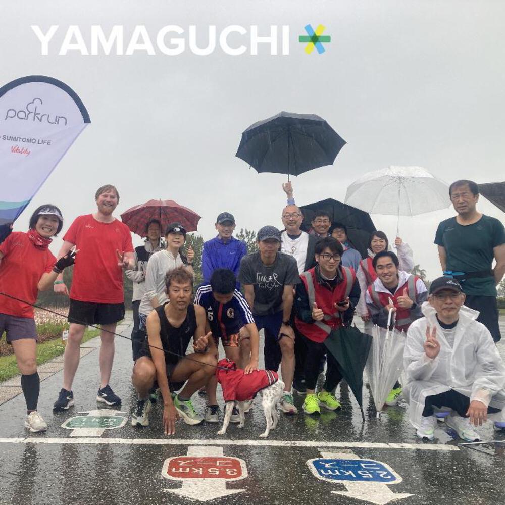 土曜と言えばparkrun!!
㊗️ローンチ‼️
山口きらら博記念公園parkrun!!
キセキのパークラン😆
金曜夜。しごおわ。雨予報で各地のパークランは軒並み中止のアナウンス。イチかバチかで飛び乗った新幹線サクラ🚄
向かうは山口県初となるパークラン。
さて開催されるのか?ドキドキ
朝から大雨☔️
集まったランナーは8名だけ!!
でもボランティアはそれ以上の9名そしてわんこ1匹🐕
泣けるような展開。
ぼっち参加のはずだったのに私の名を呼ぶ人がいる👀
4月に新河岸川浮間パークランでお会いした女子(ホームは二子玉川)!!
pic4️⃣もうおひとかた。
新檜尾でもお会いしてるパークランレジェンド(高知からの参加。7時間運転して来たとのこと)!!
250回グリーンTシャツ。日本人では多分この方だけ。
他には松山は堀之内公園パークランから参加のベテランランナーさんや世界各国のパークランに参加されてるエド・シーラン似のツーリストさん(共通の知り合いがいてビックリ)。サッカー少年に地元のランナーさん2名。
雨雲が通り過ぎるまでスタート時刻を遅らせる。
コース誘導係に立ってもらうのも申し訳ない雨なので自分がリードすると仰るランディレクター(🇦🇺住いだった走る美容師&トライアスリート)さん。
小雨になりスタート。あっという間に前を行く人が見えなくなるが元々ランニングコースの表示がある整備されたコースなので迷うことがない。
雨でも走りやすいコース。ドームがあったり、フラワーガーデンがあったり海が見えたり贅沢なコース。先にゴールしたランデレさんが逆走して今度はテールについてみんなを見届けて終了。
こじんまりしたパークランの良いところは全員と交流できるところ。今度は晴れた日に来てくださいね。運営頑張りますとランデレさん。
レジェンドさんには最寄駅まで送っていただきありがとうございました🙏
少々アクセスは悪いけれど(最寄駅からは遠い、電車は1本/1h💦でもって朝から失敗いっぱい泣)本当に景観もよく何よりボラチームがステキ💕お勧めです!!
pic5️⃣その後は観光。
絶対行ってみたいと思っていた瑠璃光寺の五重の塔。緑の山の中に浮かび上がる姿。美しさに感動。
名物の瓦蕎麦😋と地ビールC571貴婦人🍺を堪能。
そして山口随一の温泉地湯田温泉でまったり…もう最高ですわ♨️
短い時間ではありましたが今回も記憶に残るラントリップとなりました。