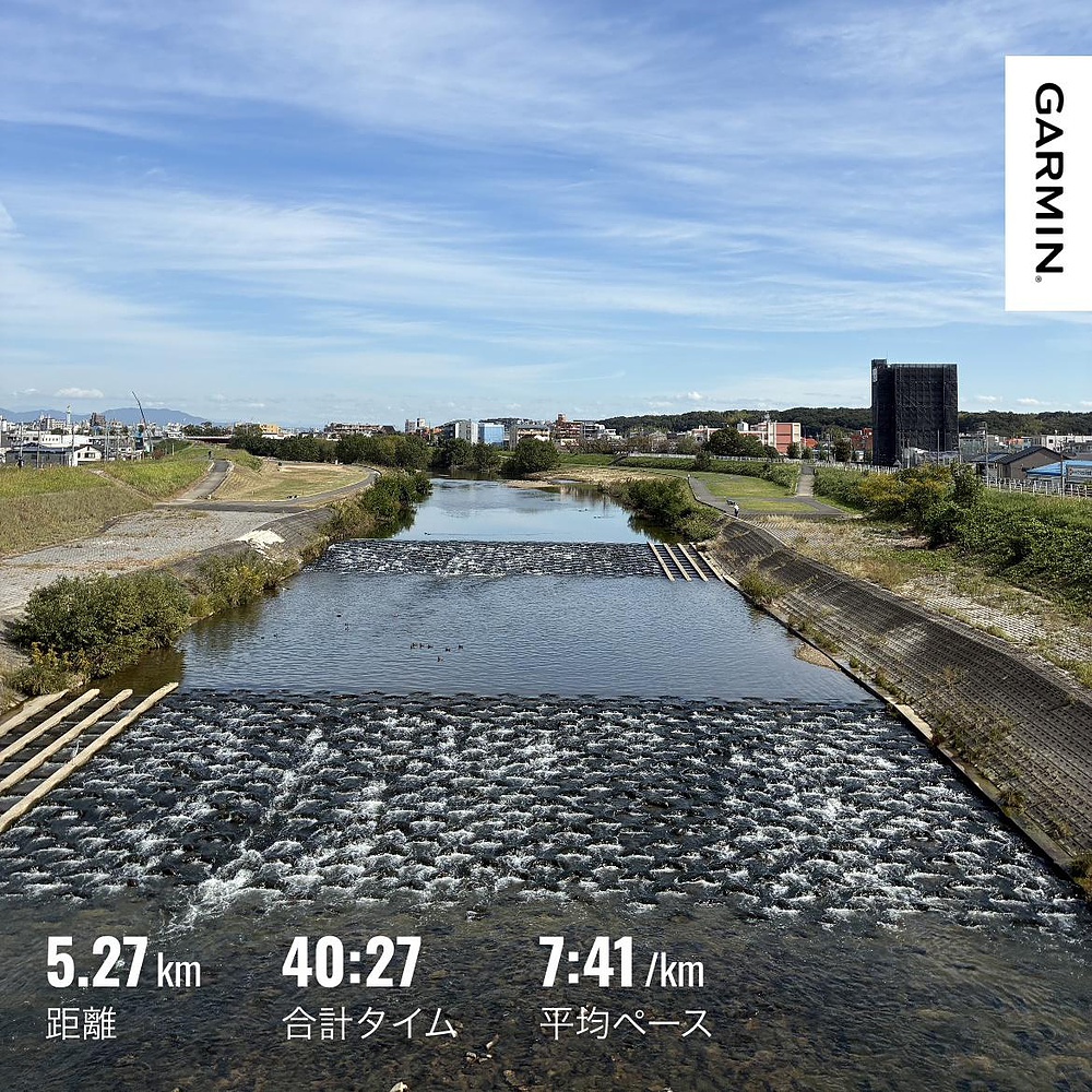 今日も皆さん、ナイスラン&ナイスウォーキング!👏
今日は昼休みラン🏃♀️
今朝は今季最低気温の9℃!寒いし起きられないしで、朝活はお休み😂
でも昼休みは日差しがポカポカ☀️ 体感温度25℃くらいに感じたけど、最高気温21℃だから、そこまであるわけがない🤣
帰宅後は滝汗だったけど、真夏と違って汗もすぐ引く。走りやすい季節になりました!
ただ、前もも、すね、ふくらはぎ、脚の外側、どこもかしこもガッチガチ😂
距離も少しずつ伸ばしつつ、ガッチガチの身体もセルフケアしながら、ぼちぼち頑張ります!🤣🏃♀️✨